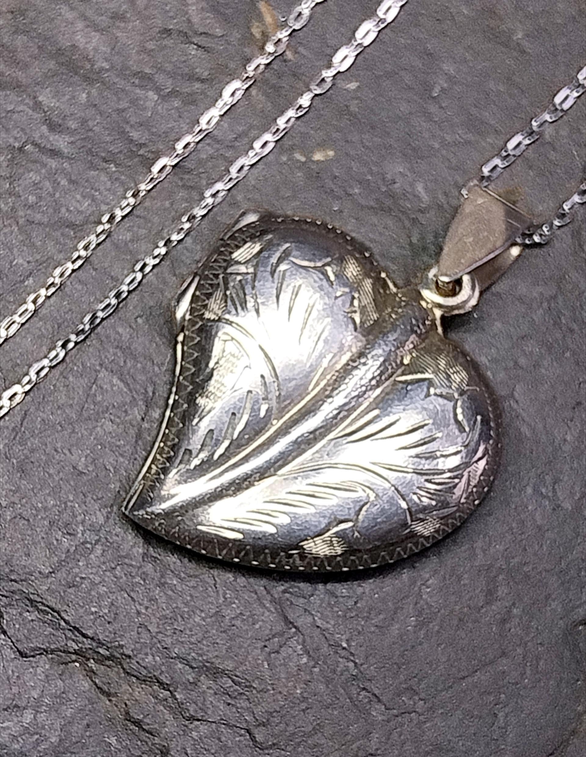 Sterling Silver HEART LEAF Locket Necklace on 18" chain - 6.3g