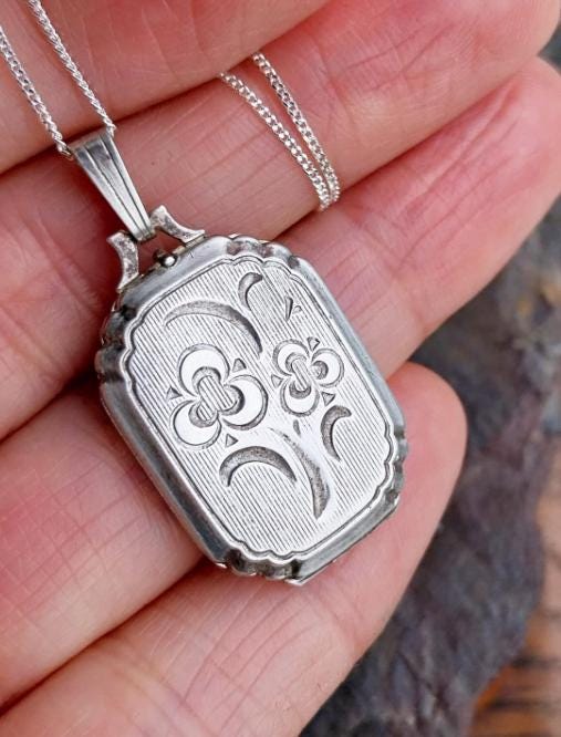 Vintage Silver OCTAGONAL LOCKET - 2 flowers  on 18" Chain - 8.7g
