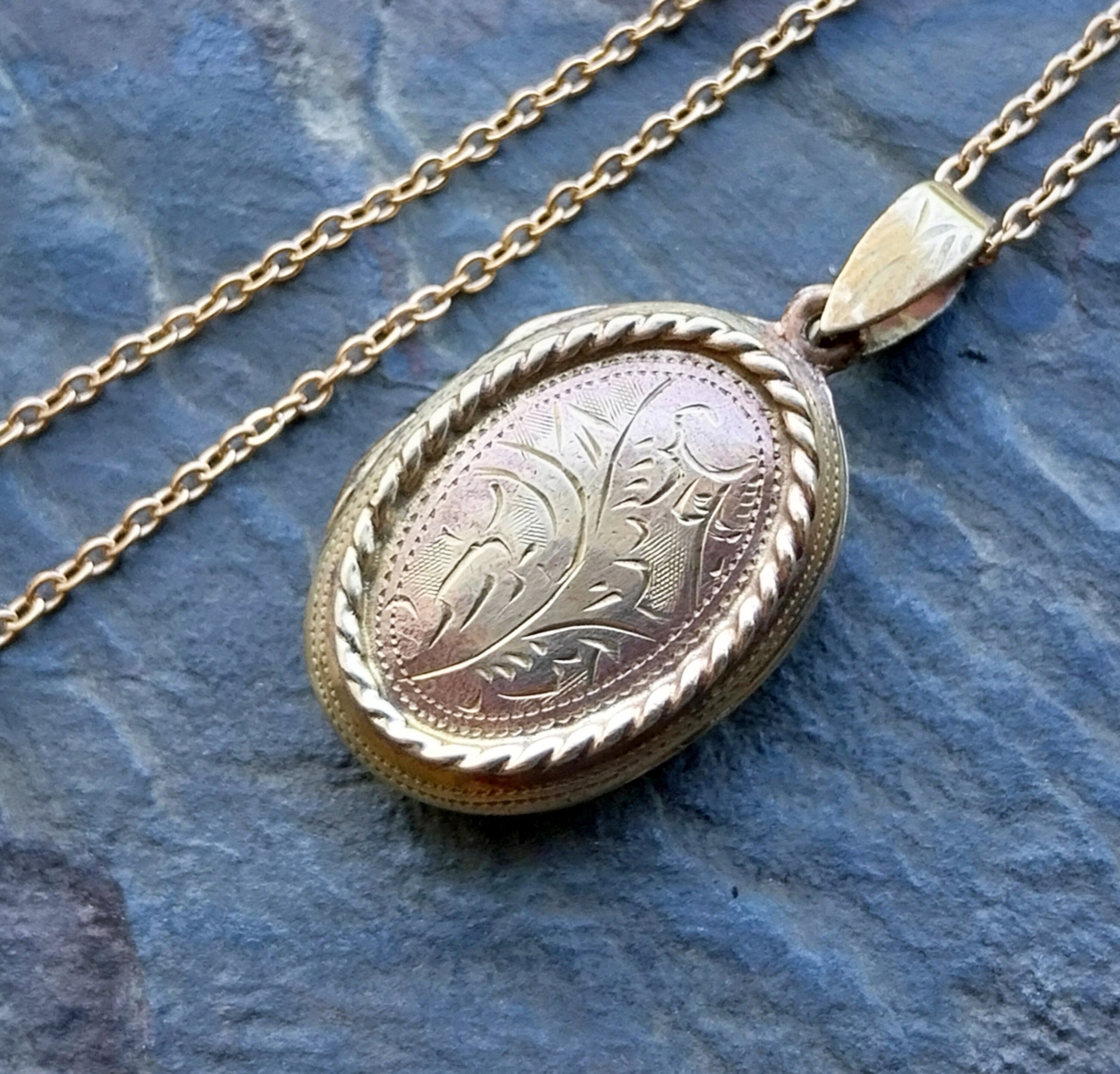 ANTIQUE Oval Wide LOCKET  - Pinchbeck Gilt on 18" Chain - 8.4g