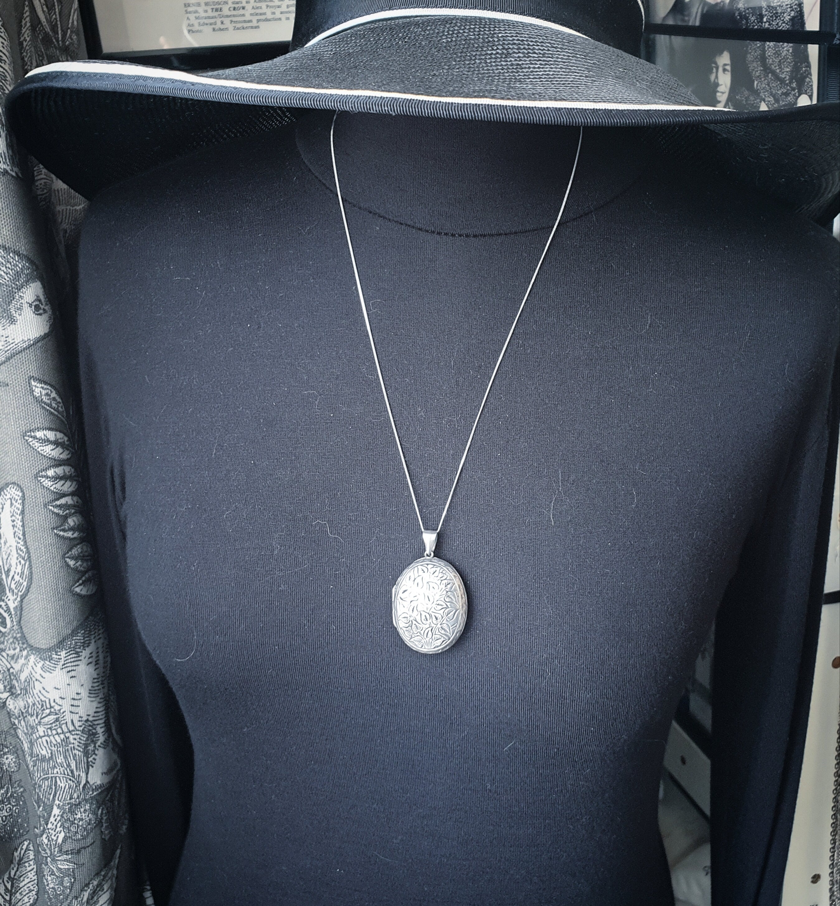 Vintage Large IVY LEAF LOCKET - Sterling Silver Hallmarked with 24" Chain - 11.5g