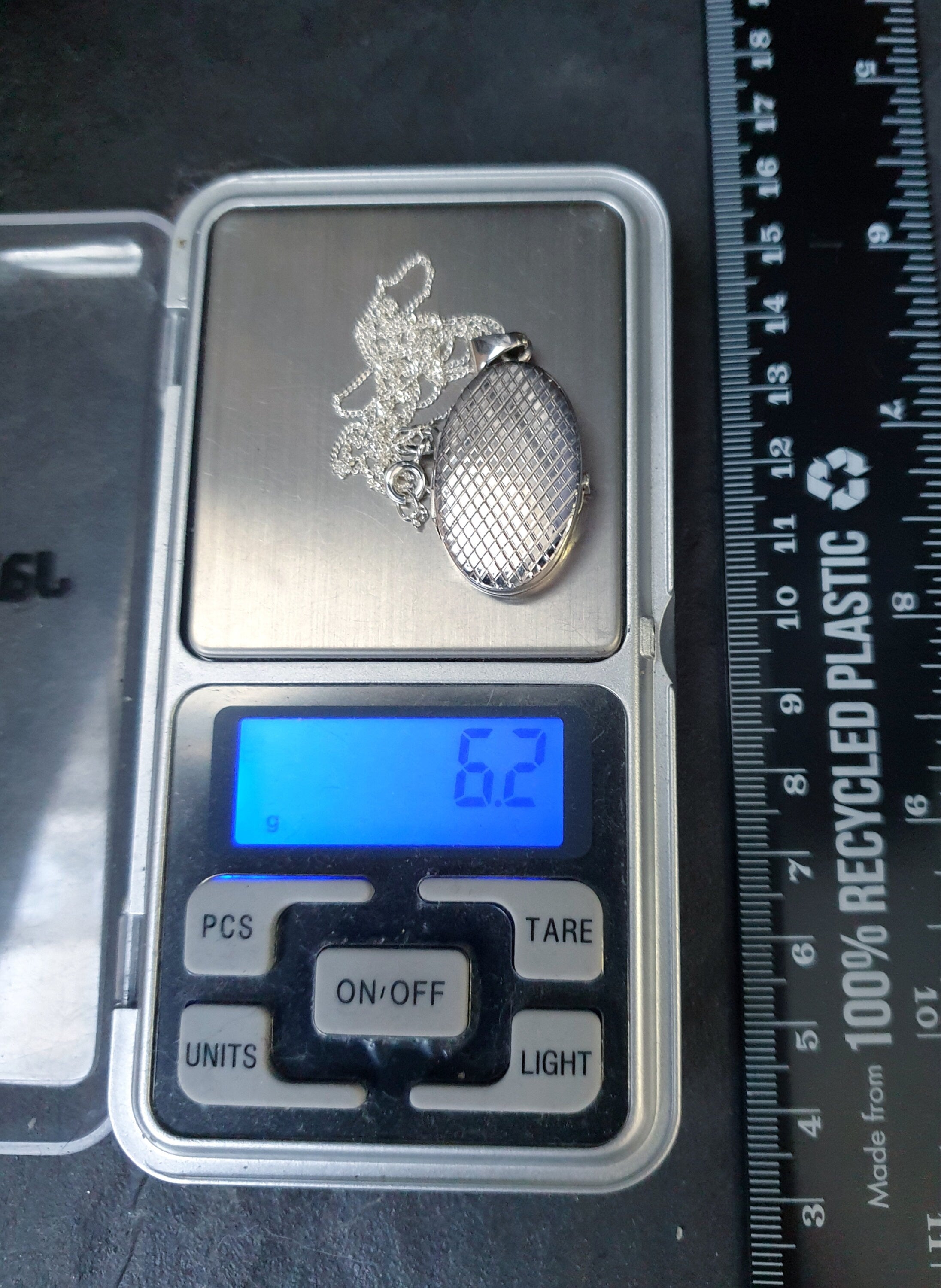 Vintage Oval SILVER LOCKET with Diamond Criss Cross design on 20" Chain - 6.2g