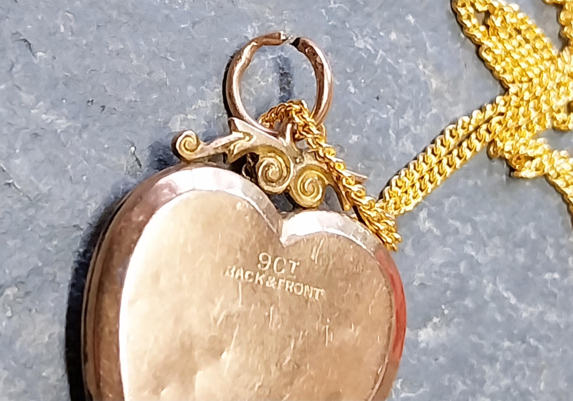Antique 9ct Gold Heart Locket with clear diamond stone on 20" Chain  - 5g