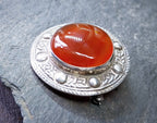 ROBERT ALLISON Carnelian blood orange Brooch - Shield c. 1955 - 15.9g