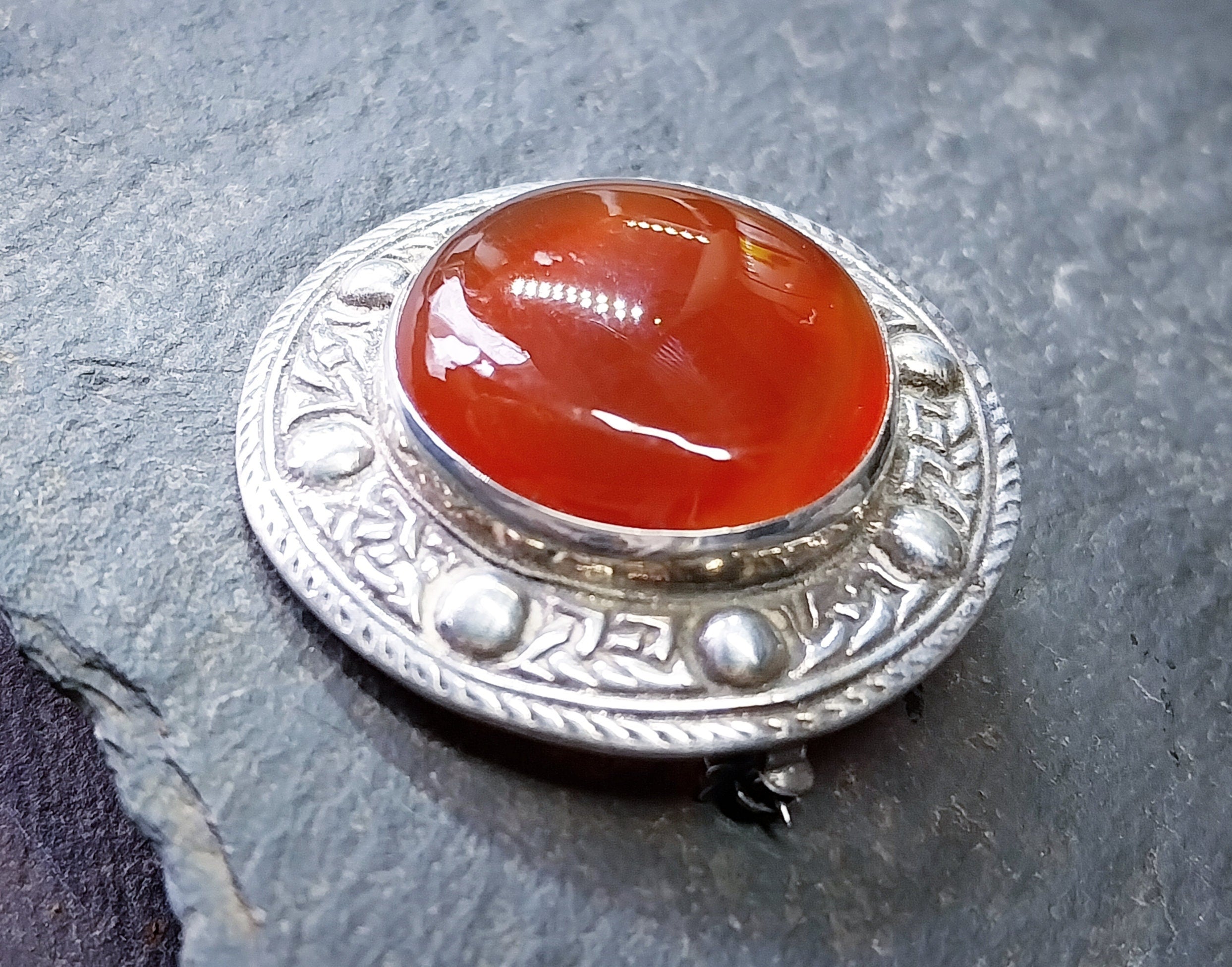 ROBERT ALLISON Carnelian blood orange Brooch - Shield c. 1955 - 15.9g