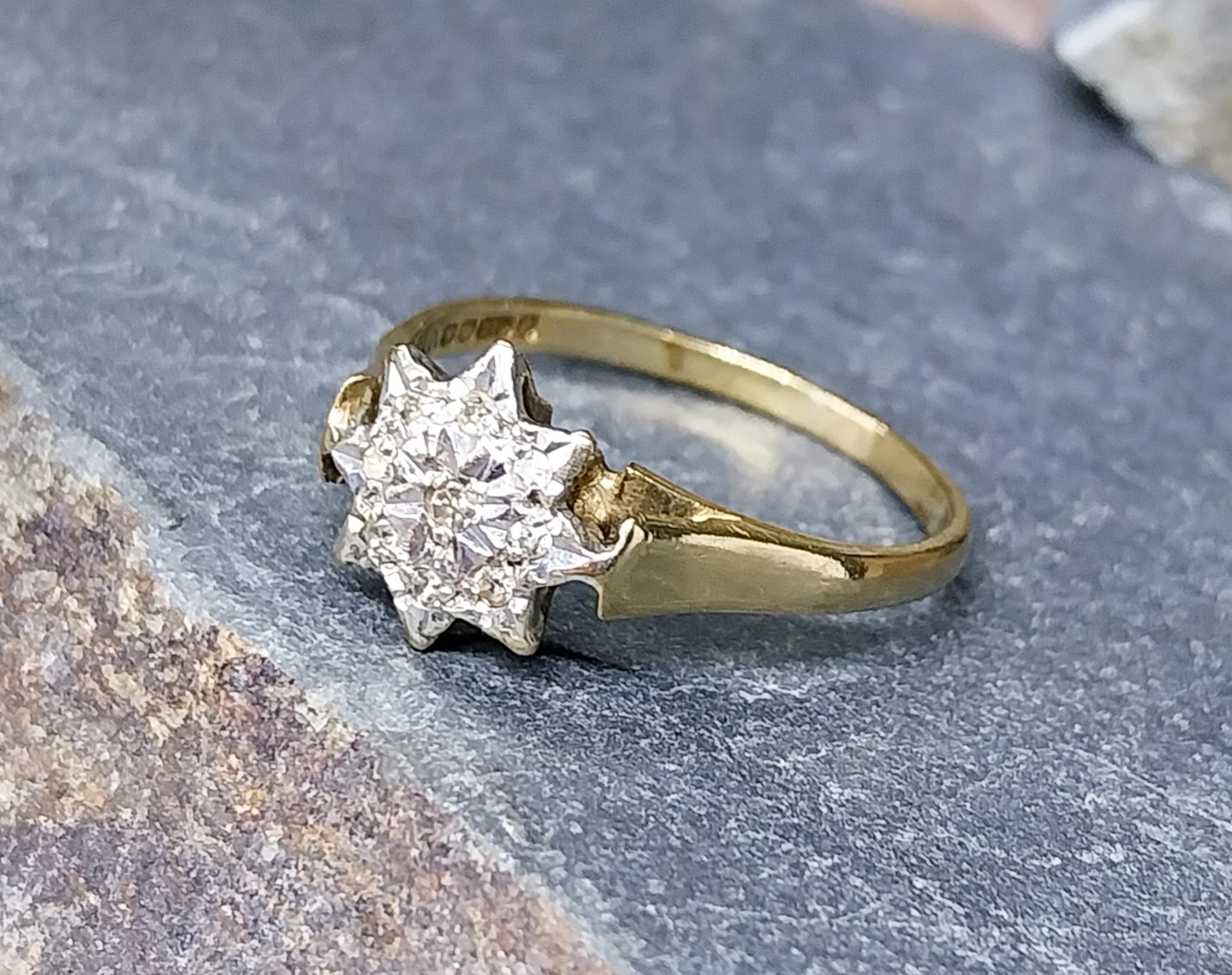 9ct GOLD DIAMOND Star Ring - Size uk M 1/2 (us 6.5) Hallmarked - 2.1g