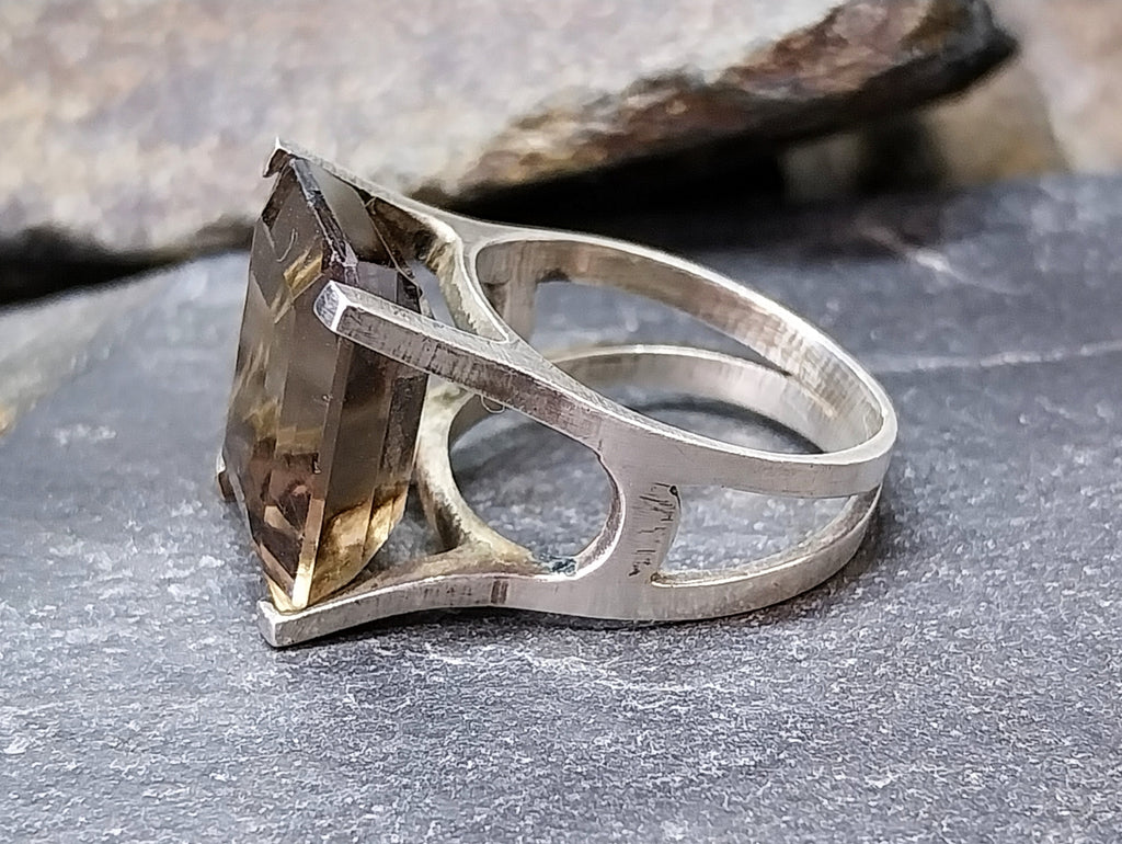 Vintage Modernist SILVER RING with Smoky Quartz - uk size O (us 7.5) - 6.4g
