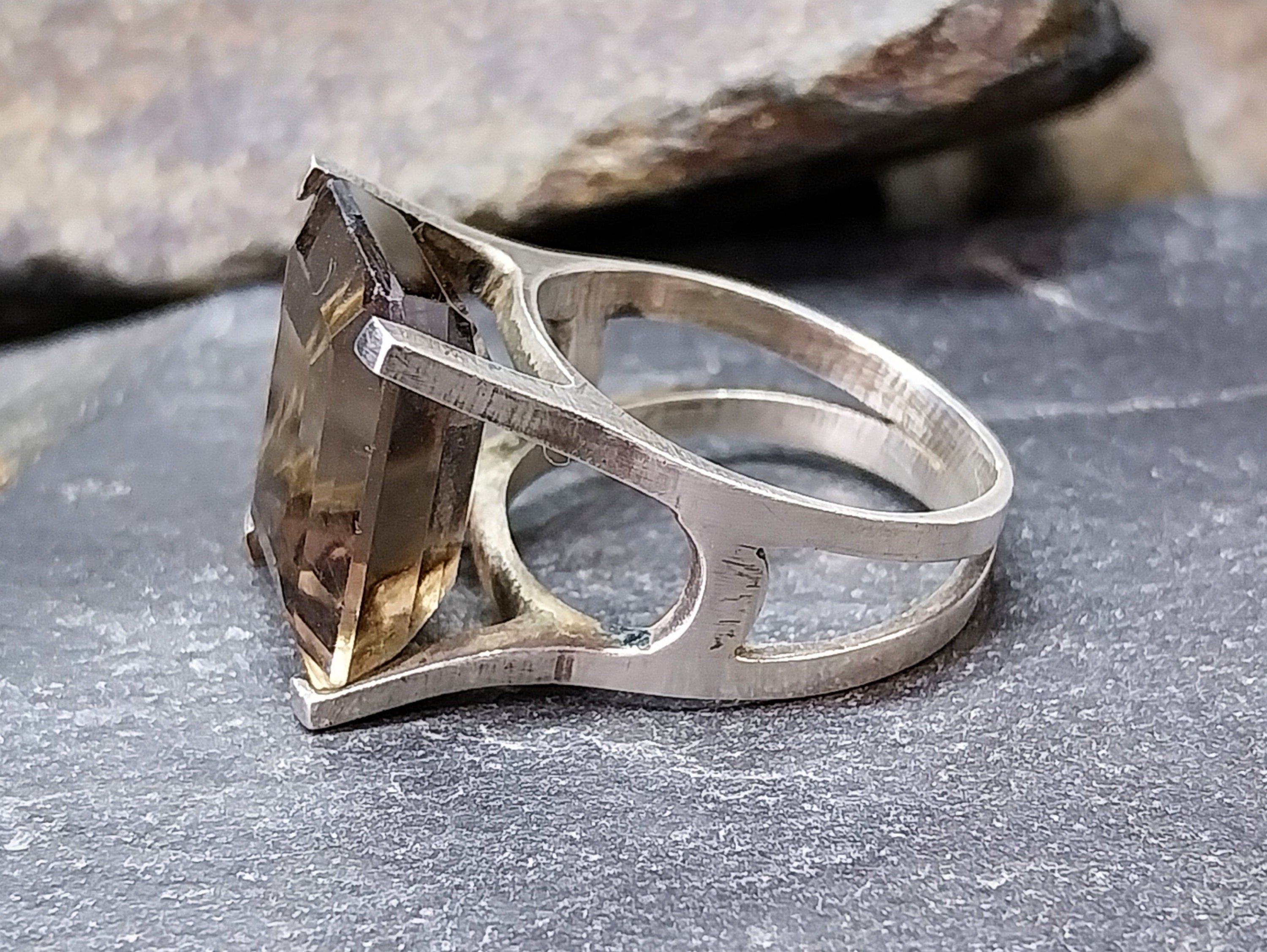 Vintage Modernist SILVER RING with Smoky Quartz - uk size O (us 7.5) - 6.4g