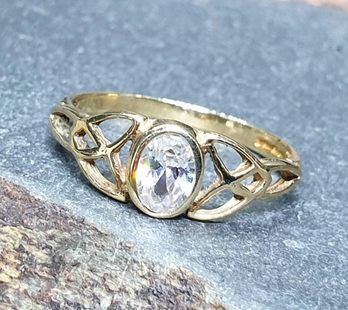 9ct GOLD CELTIC KNOT Ring - Clear Gemstone - uk size P (us 7.5) - 1.3g