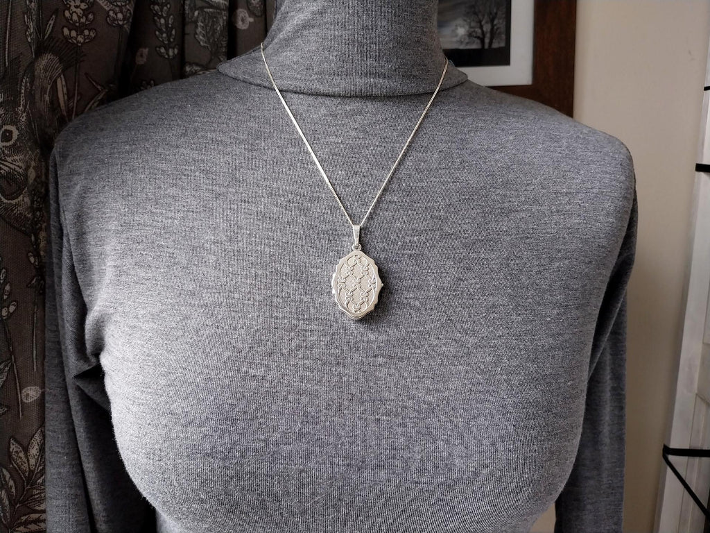 Large Vintage Sterling SILVER LOCKET with knot pattern - on 20" Chain - 22.4g