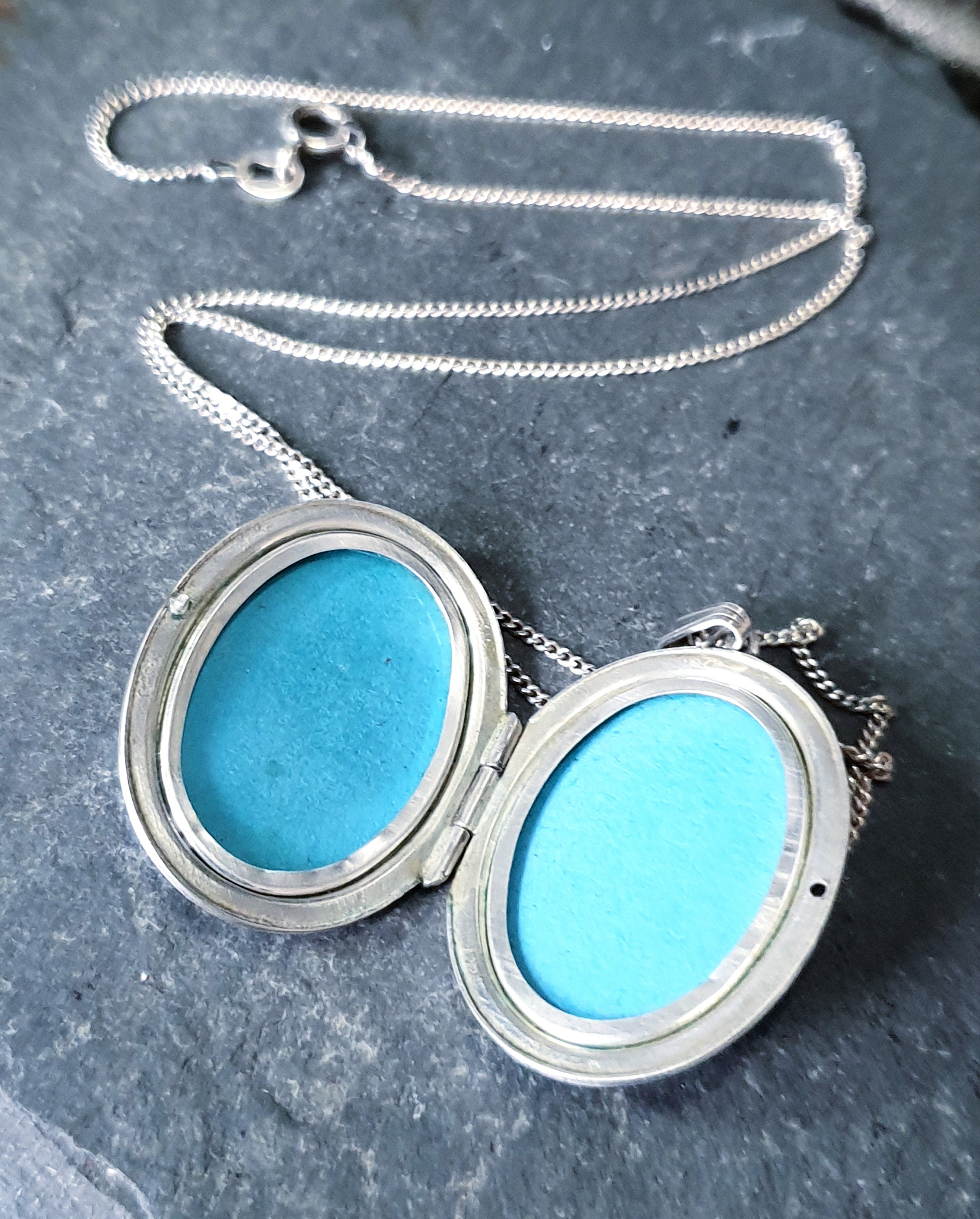 Large Oval SILVER LOCKET with Checker Board design on 18" Chain - 7.8g