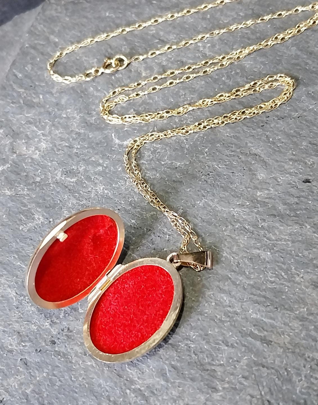 9ct GOLD LOCKET Necklace with Cameo Lady on 18" Chain - 3.2g