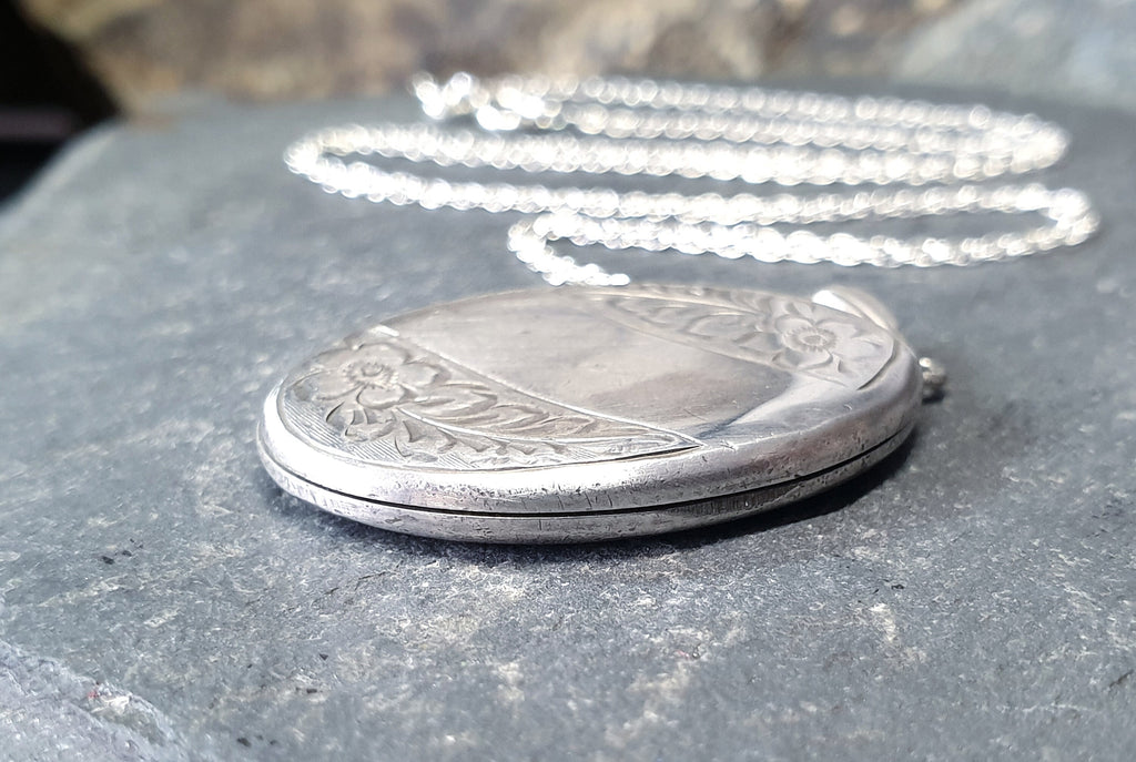 Vtg STERLING SILVER Oval Locket Necklace - with 20" Chain - 8.1g