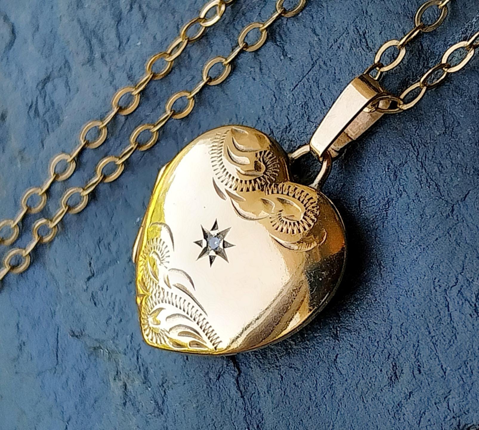 9ct Gold HEART LOCKET Necklace, with diamond on 16" Chain - 2.6g