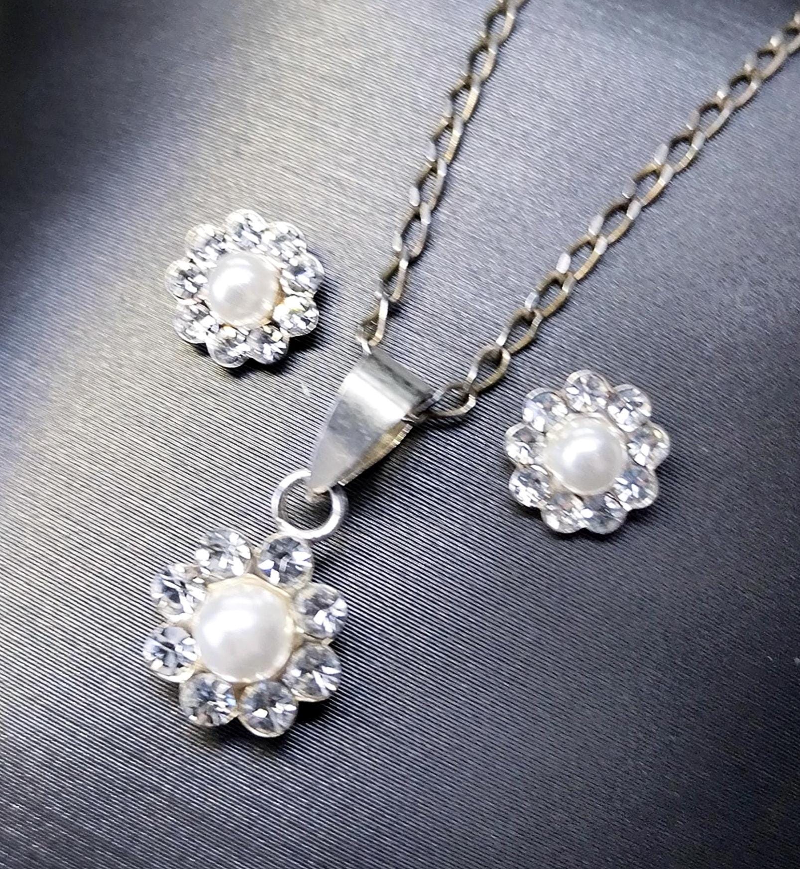 Sterling Silver Daisy Flower  Necklace and Matching Earrings Set - 2.3g