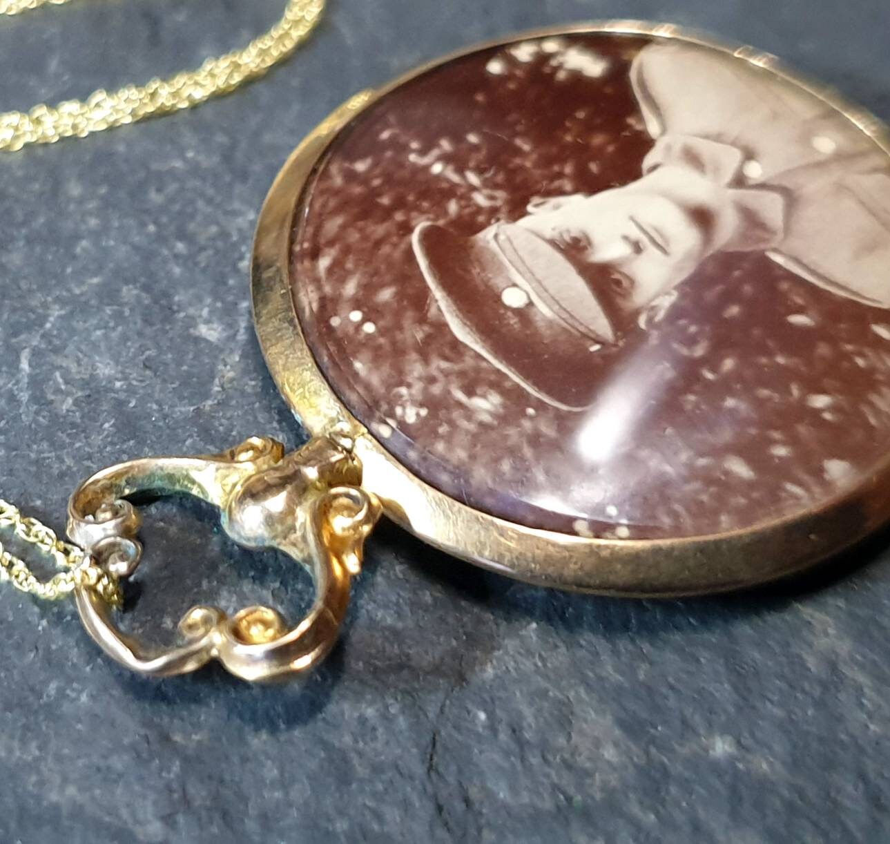 Victorian 9ct Gold Photo Locket Fob / Pendant on 20" chain - Circa 1887  - 4.2g