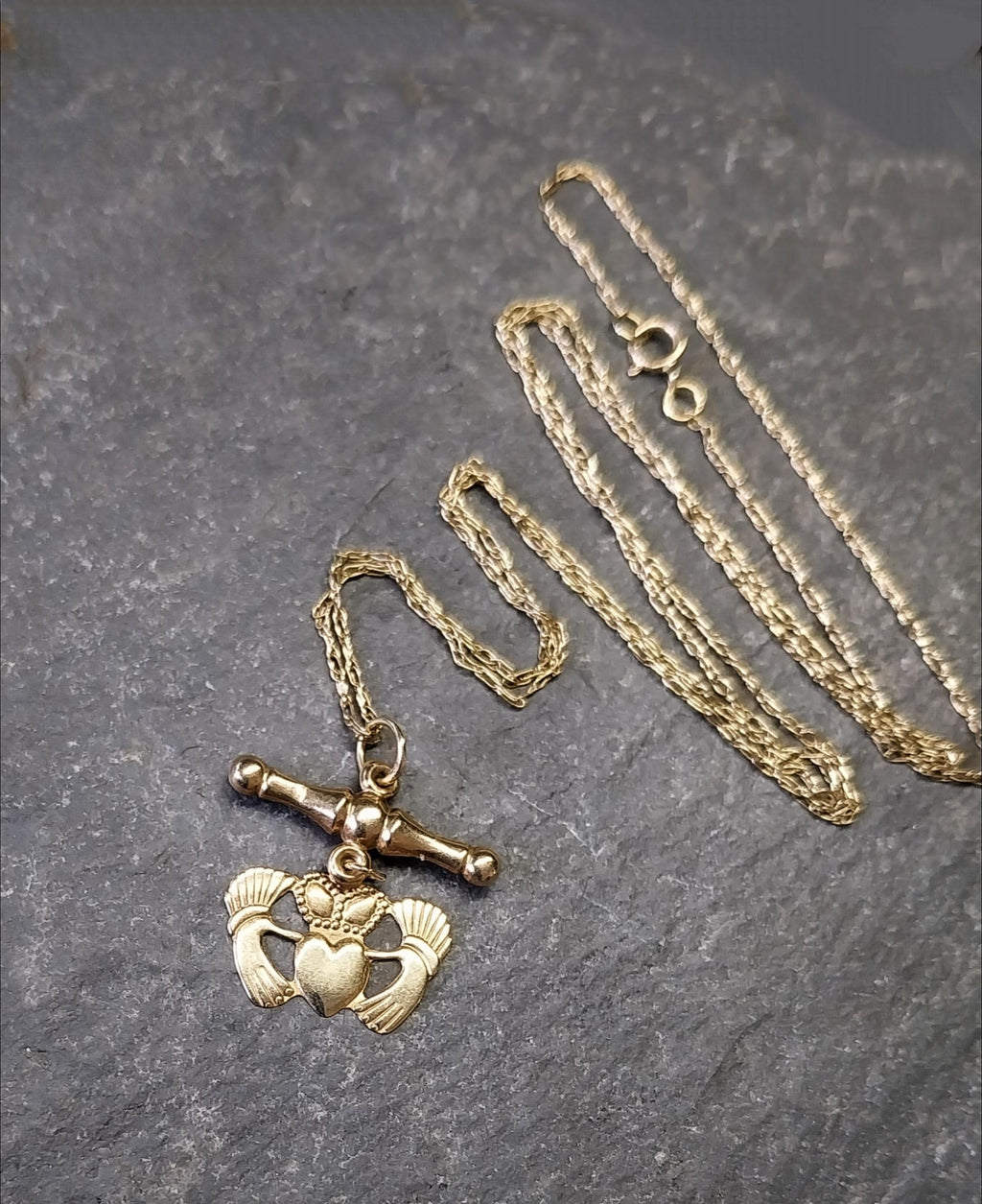 Vintage 9ct GOLD Celtic CLADDAGH T-BAR Necklace, on 20" Gold Chain - 1.8g