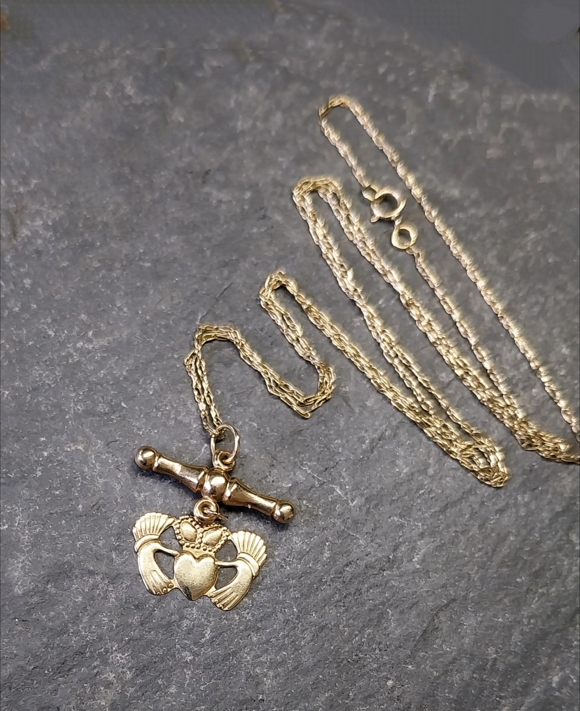 Vintage 9ct GOLD Celtic CLADDAGH T-BAR Necklace, on 20" Gold Chain - 1.8g