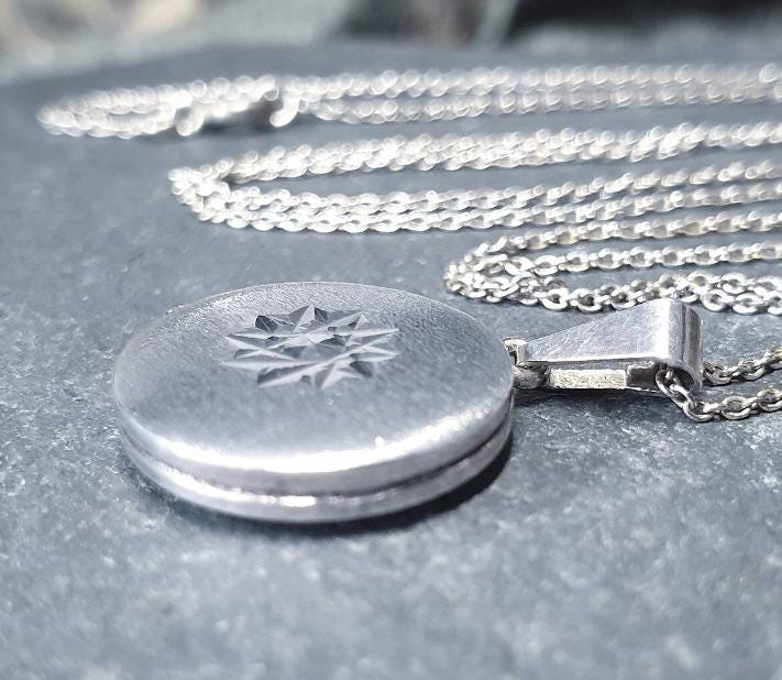 Vintage SILVER Circle LOCKET with Star on 18" Chain - 3.1g