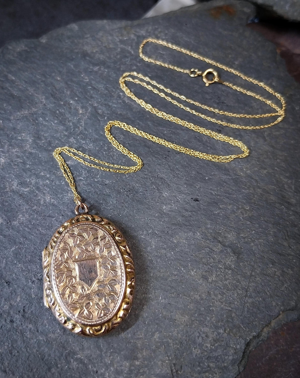 Antique 9ct Gold Oval LOCKET - Ivy Leaf design on 20" Chain - 5.4g