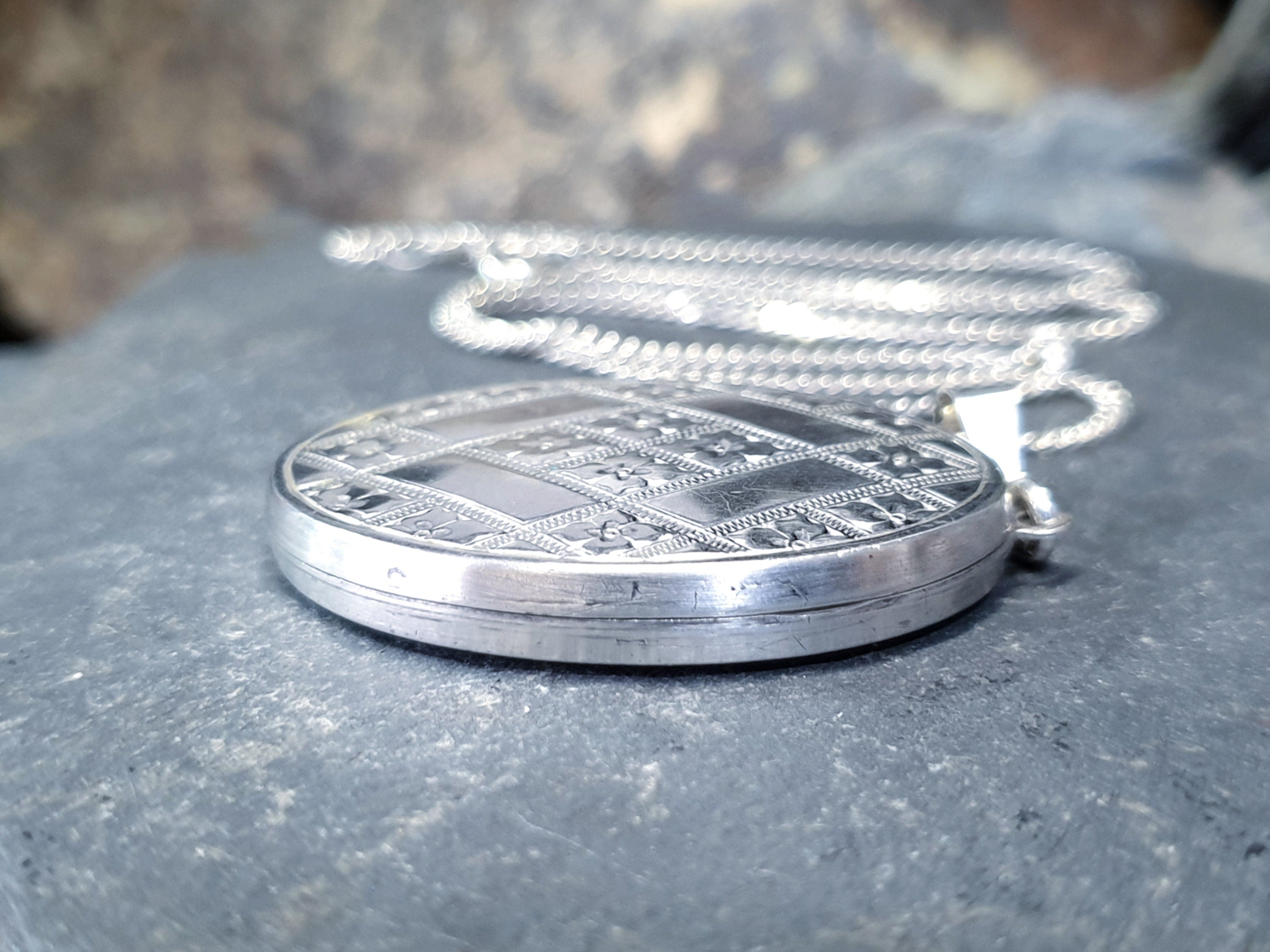 SILVER LOCKET with Criss Cross Deco design on 18" Chain - 10g