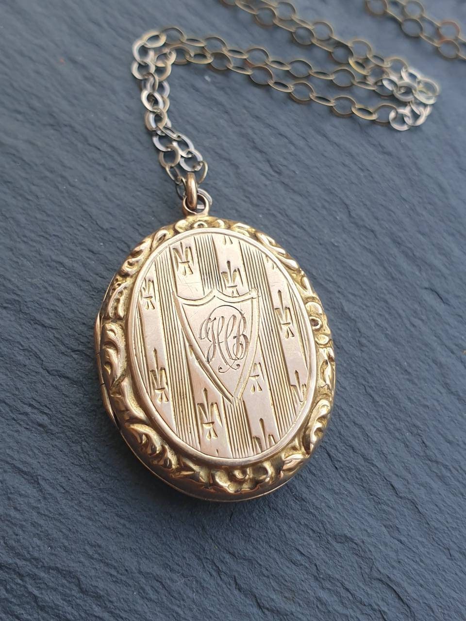 Antique 9ct GOLD LOCKET - Chester 1914 on 20" Chain - 6g