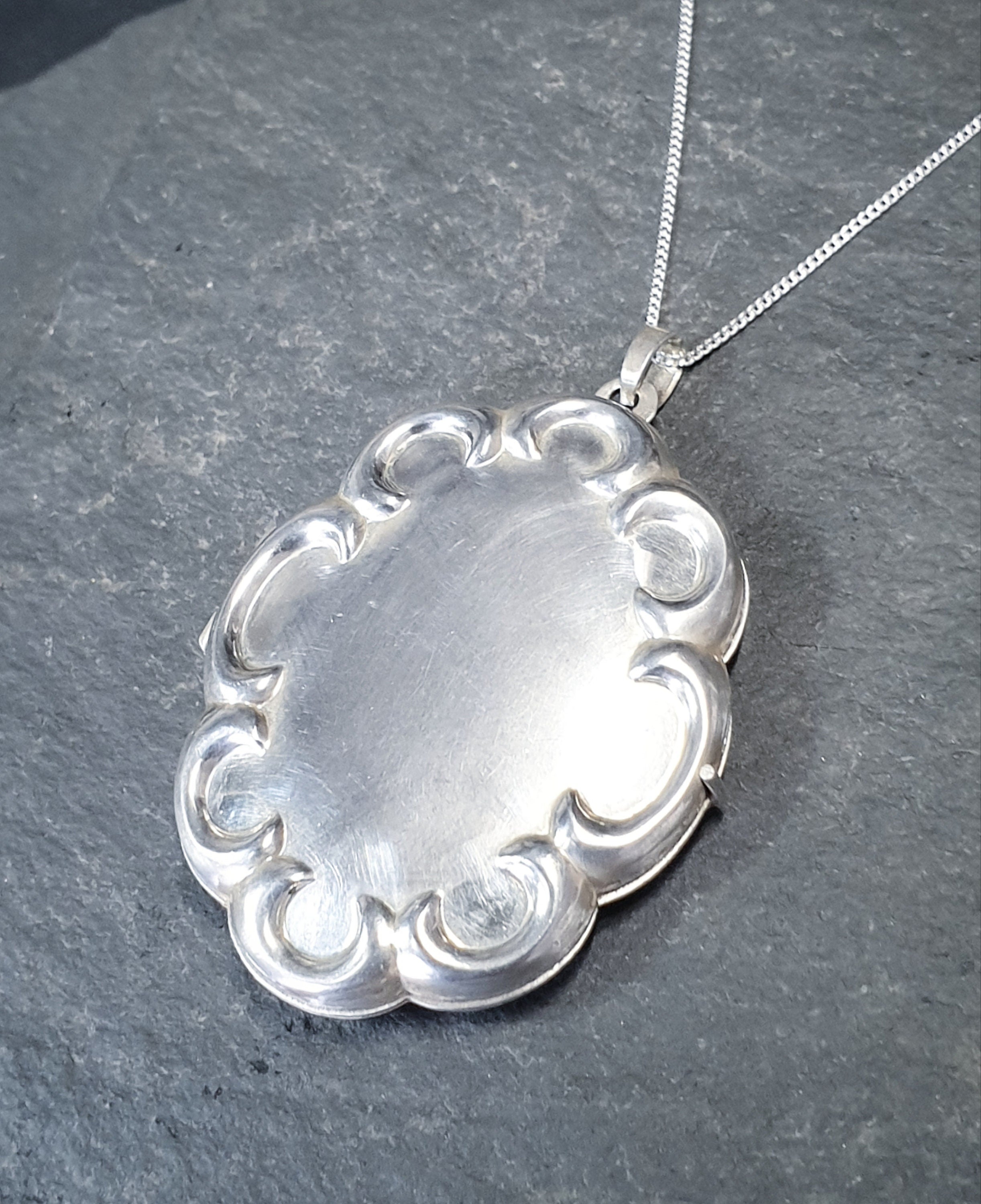 XL Silver Scalloped OVAL LOCKET Necklace with 20" Chain - 9.4g