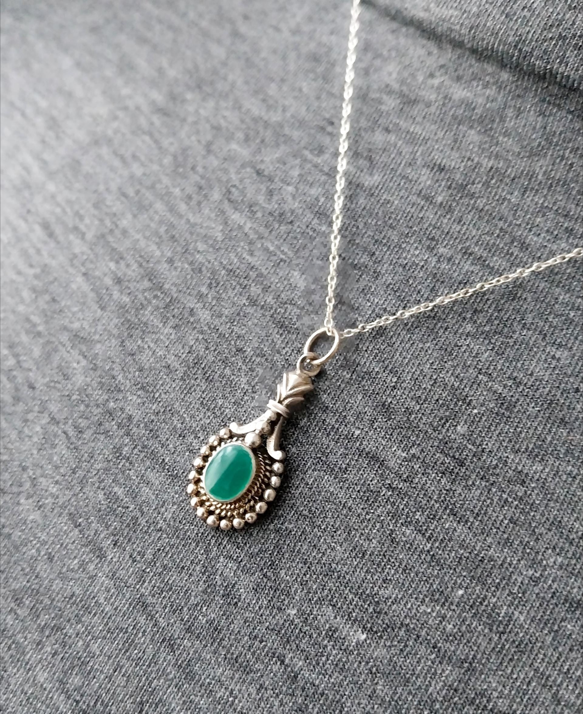 Sterling Silver Green Gemstone Necklace Pendant Drop - on 18" chain - 3.9g
