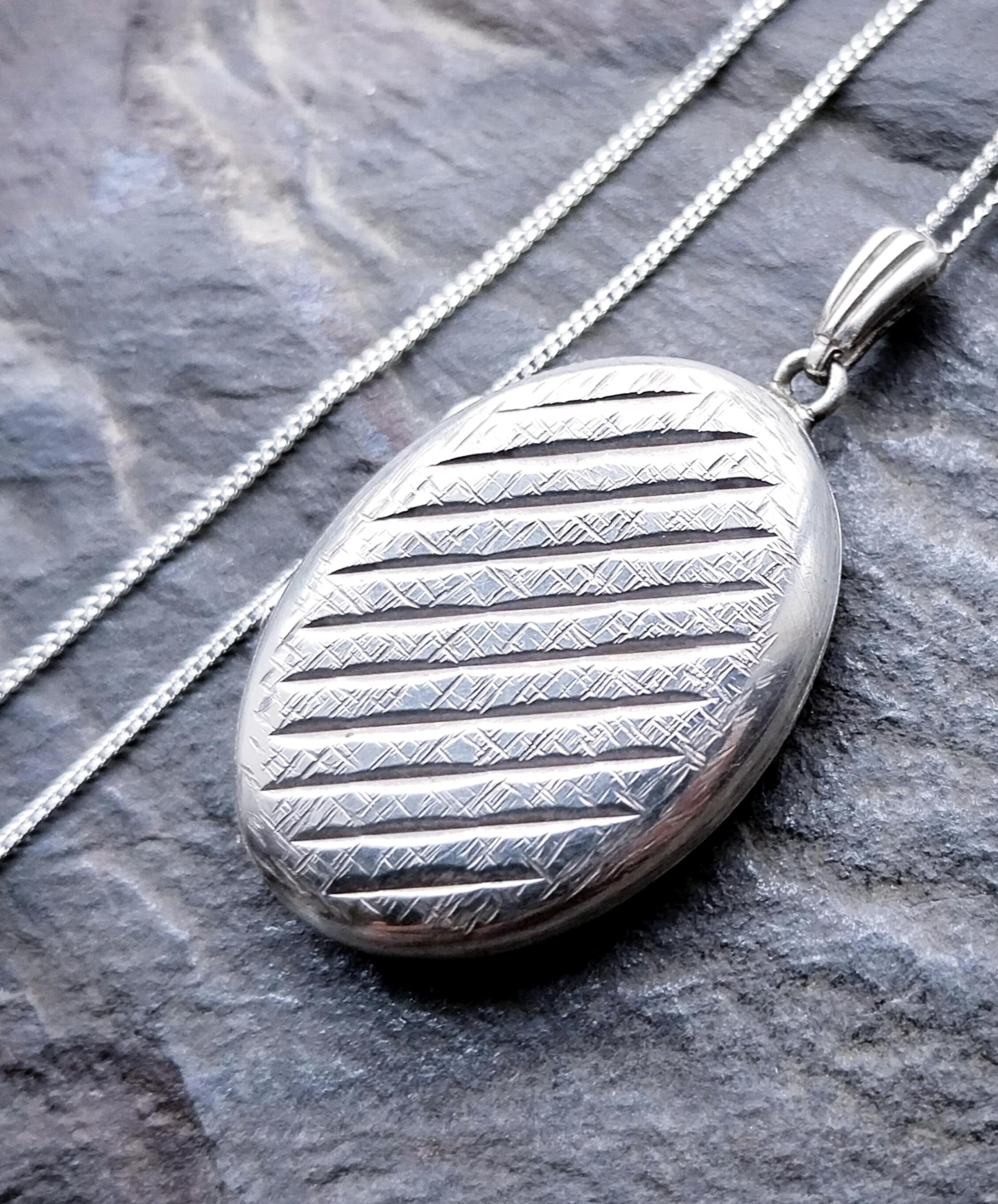 Vintage Oval SILVER LOCKET with Striped design on 18" Chain - 6.4g