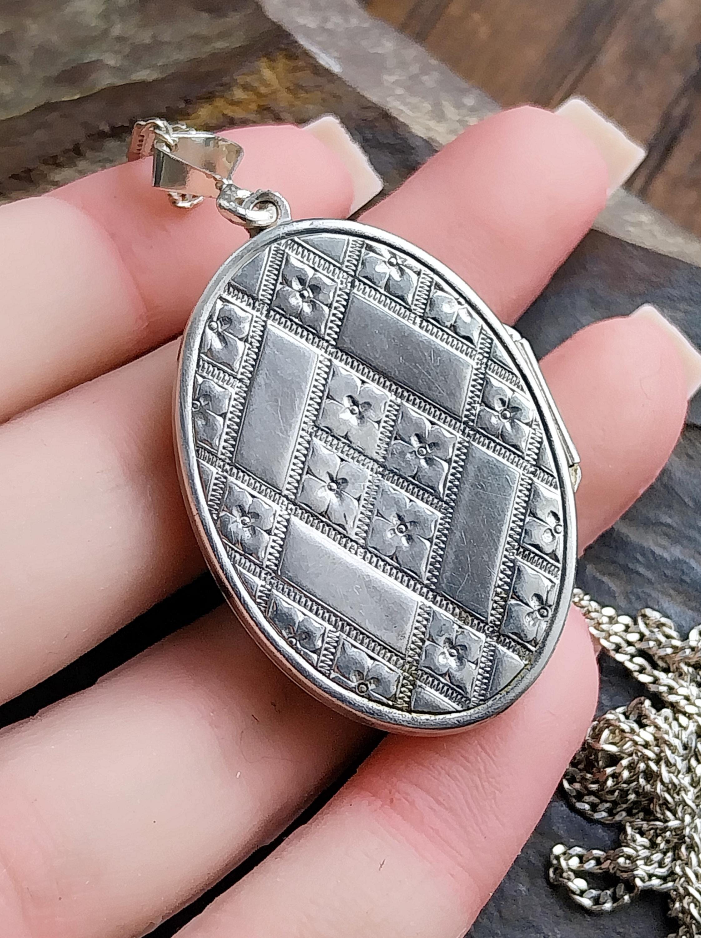 SILVER LOCKET with Criss Cross Deco design on 18" Chain - 10g