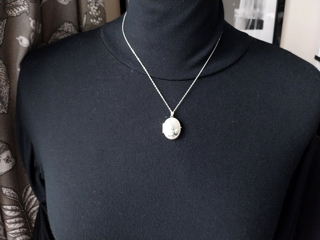 Vintage SILVER OVAL LOCKET - with Single Rose on 18" Chain - 3.2g