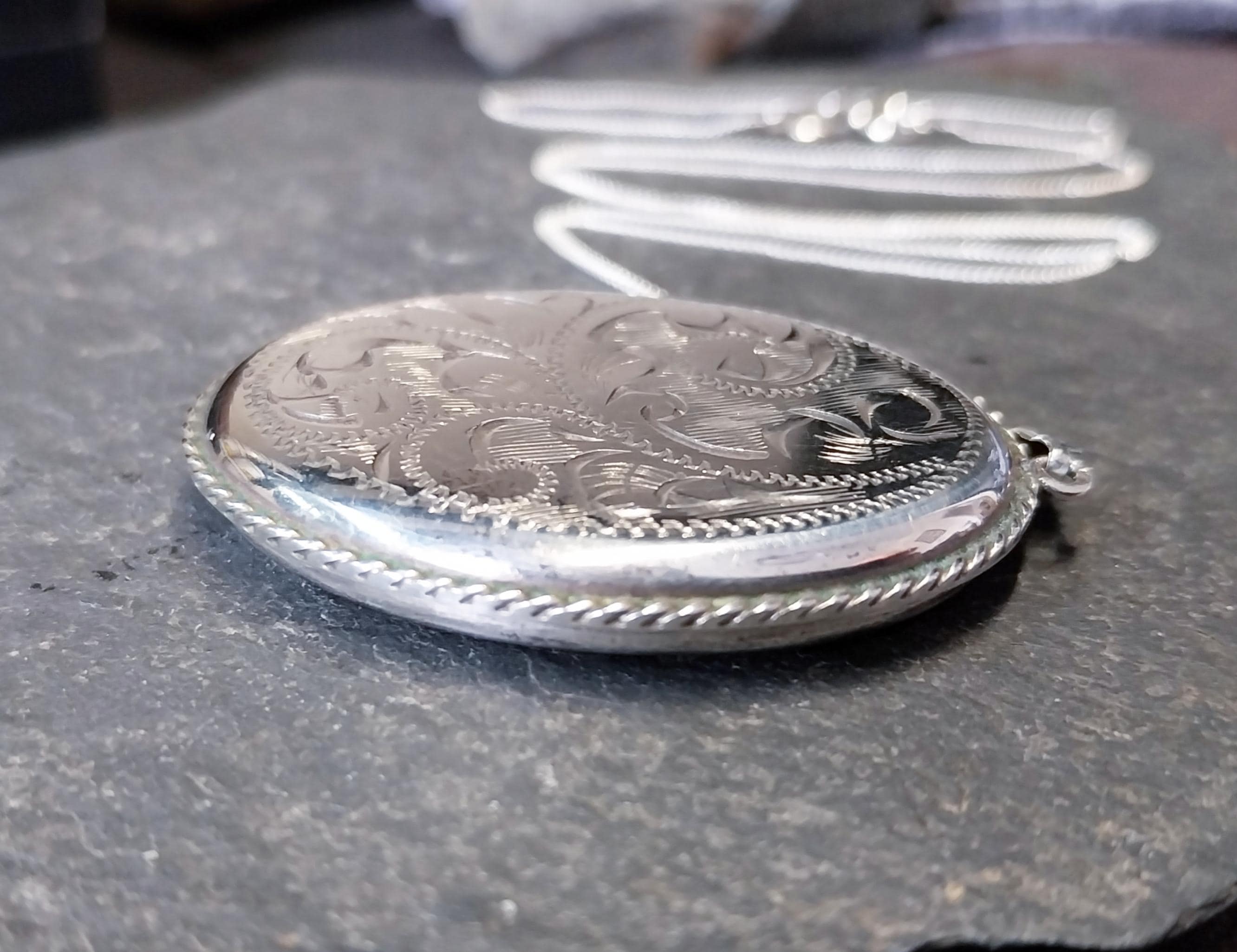 Sterling SILVER LOCKET - with Large Oval Rope Border on 20" Chain - 13g