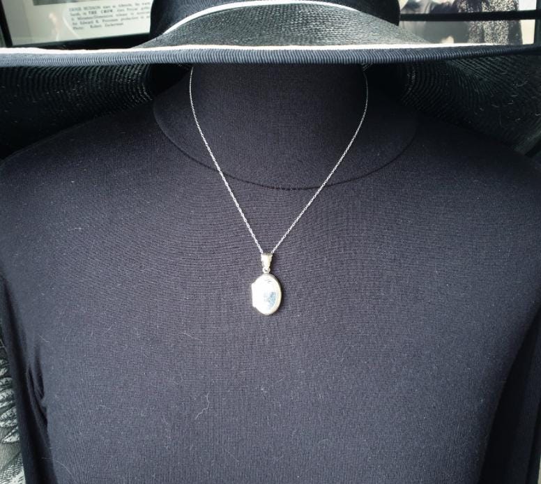 Vintage SILVER OVAL Locket Necklace single flower - with 18" Chain - 4.5g
