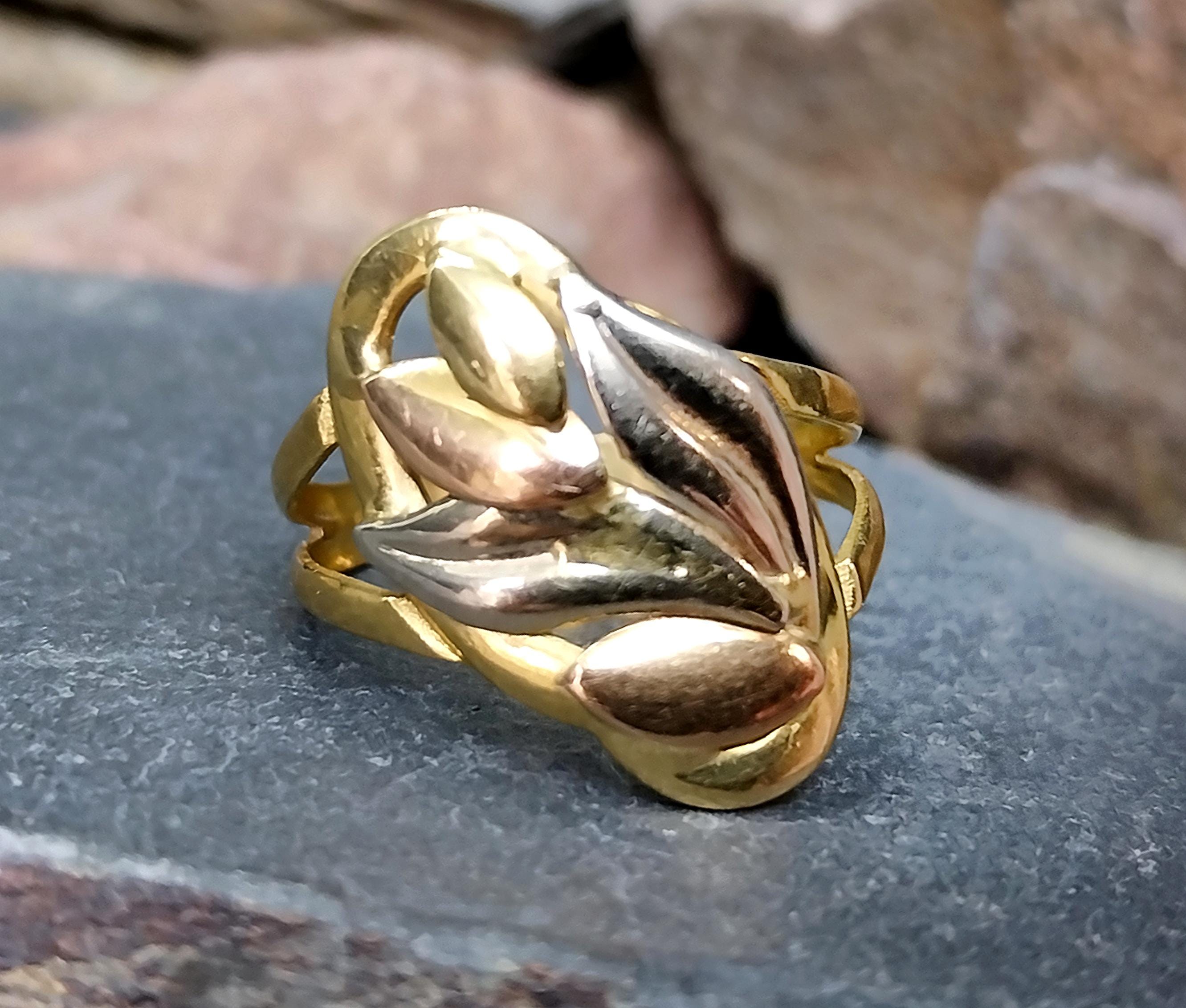 18ct GOLD RING with 3 Coloured Leaf Design - Size uk P 1/2 (us 8) - 2.9g