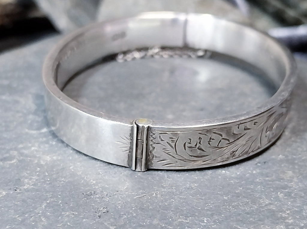 Vintage Sterling SILVER BANGLE Bracelet - Chester 1941 - 11.9g