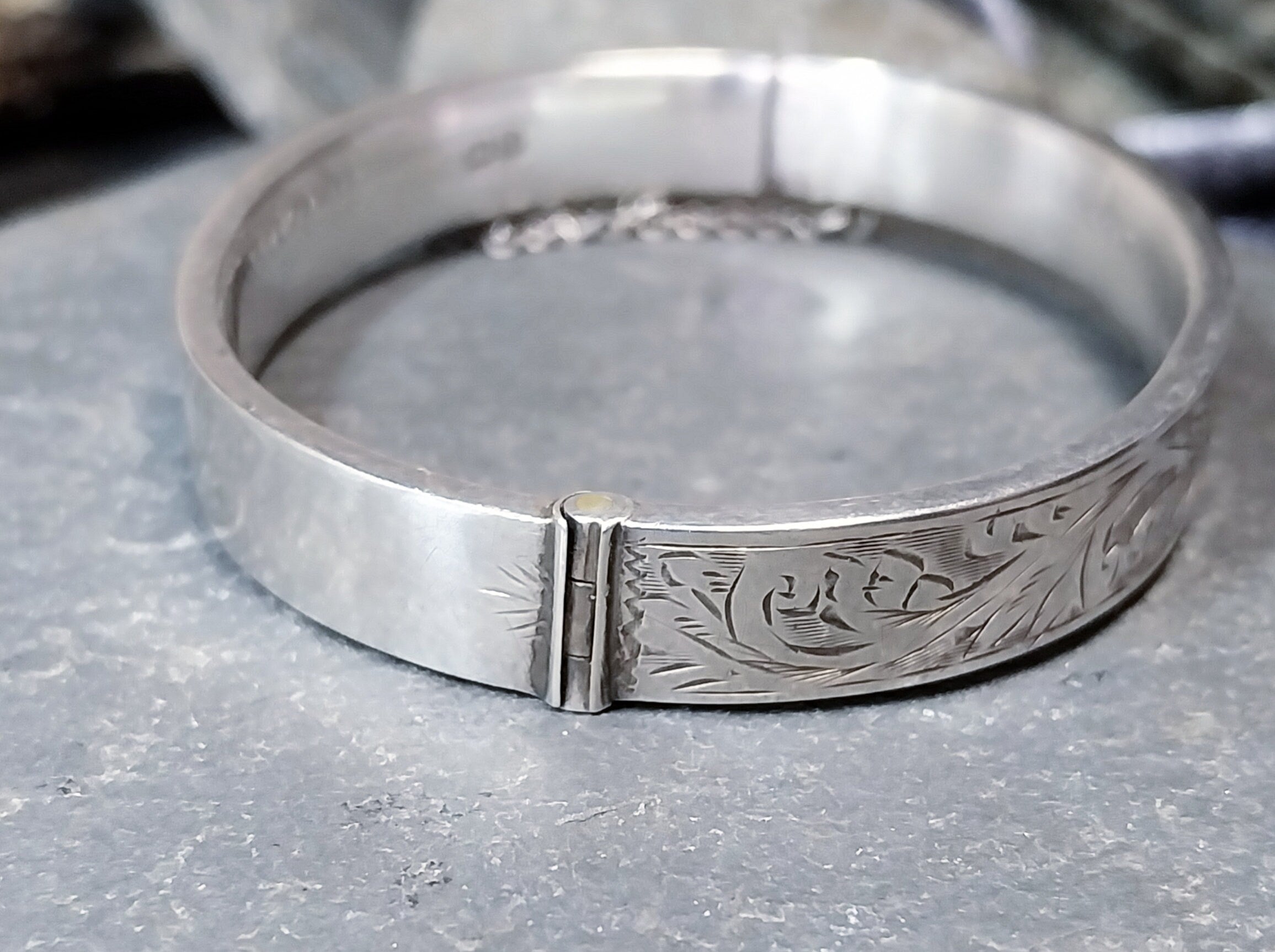 Vintage Sterling SILVER BANGLE Bracelet - Chester 1941 - 11.9g