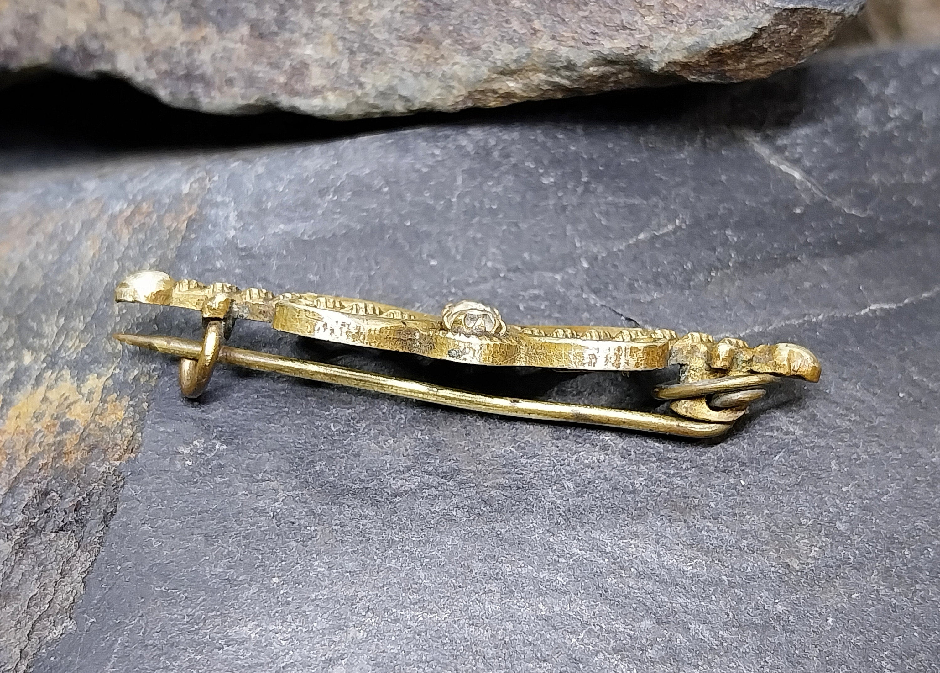 Victorian BOW BROOCH - pinchbeck with Paste Stone - 3.3g
