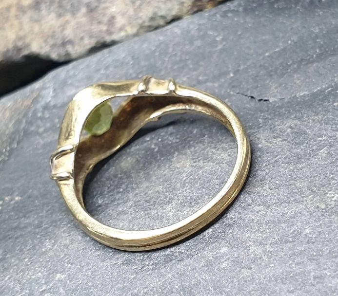 9ct GOLD Green Peridot Gemstone Ring - Size uk N (6.5) - 2.3g