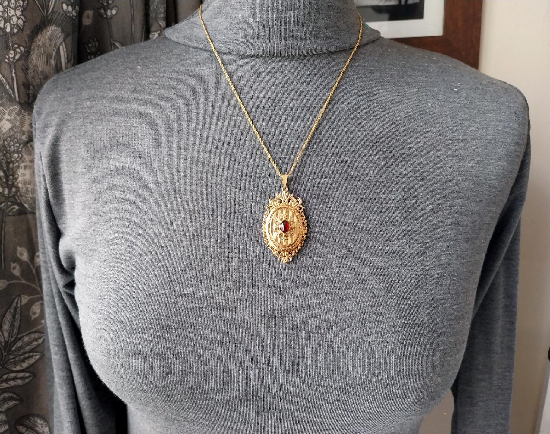 Vintage 9ct GOLD Ornate Locket Necklace on 20" Chain - 8g