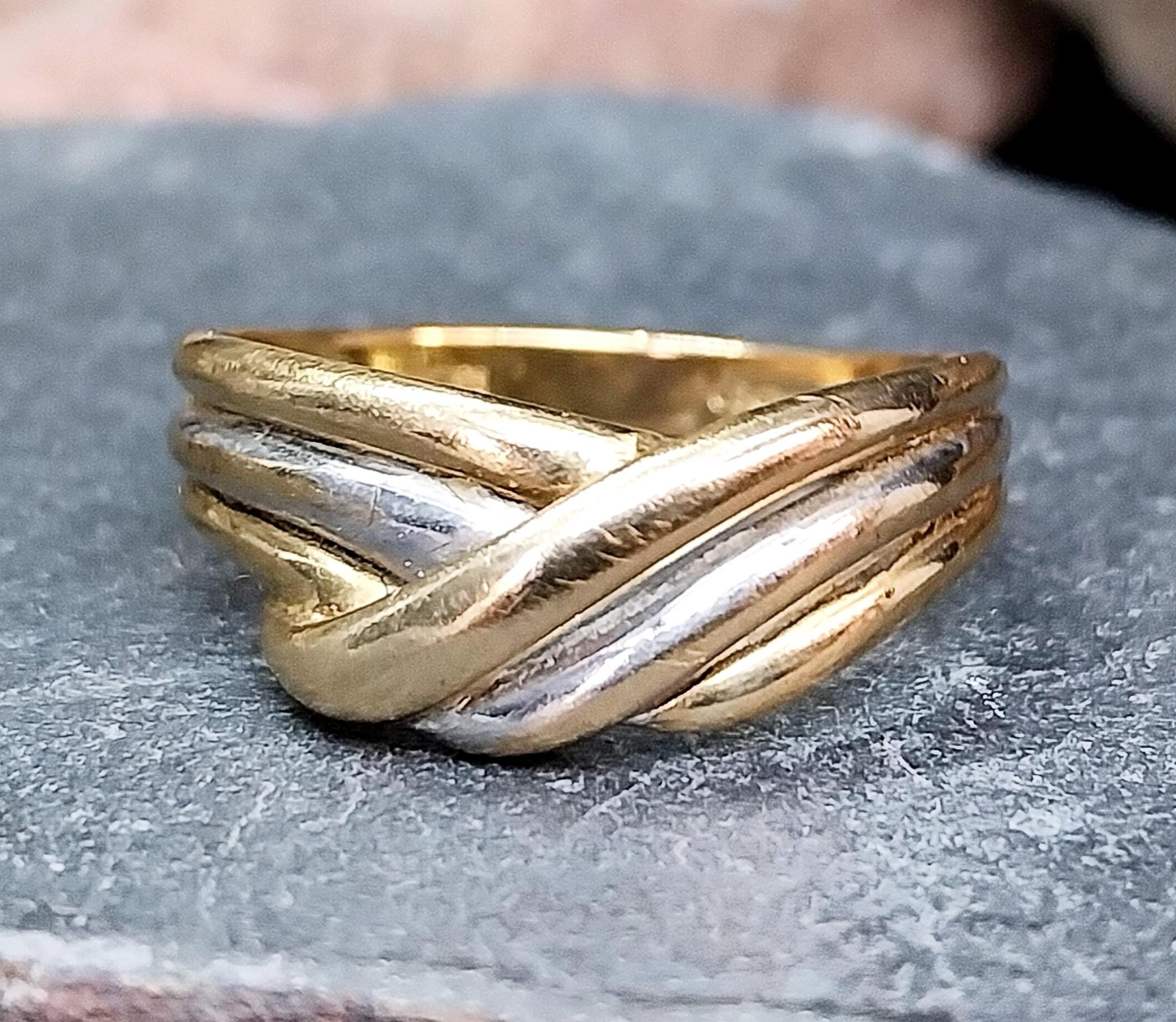 9ct GOLD Two colour CROSSOVER Ring - Yellow & White Gold - Size N (6.75) - 2g