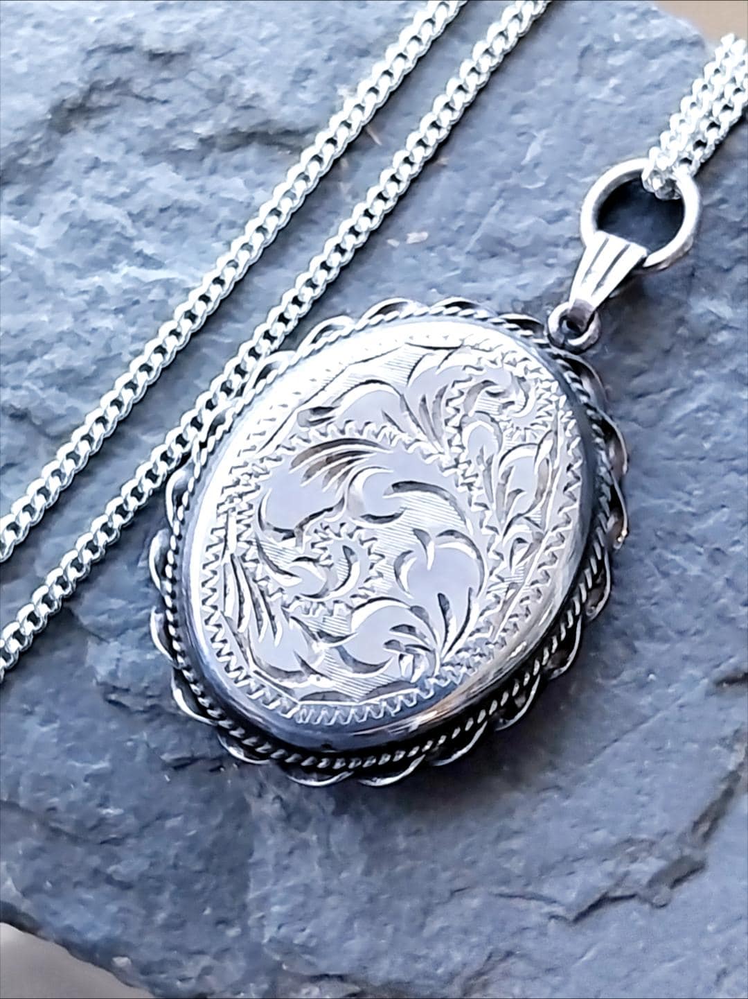 Large Sterling SILVER Oval LOCKET - Double Sided with 20" Chain - 12.1g