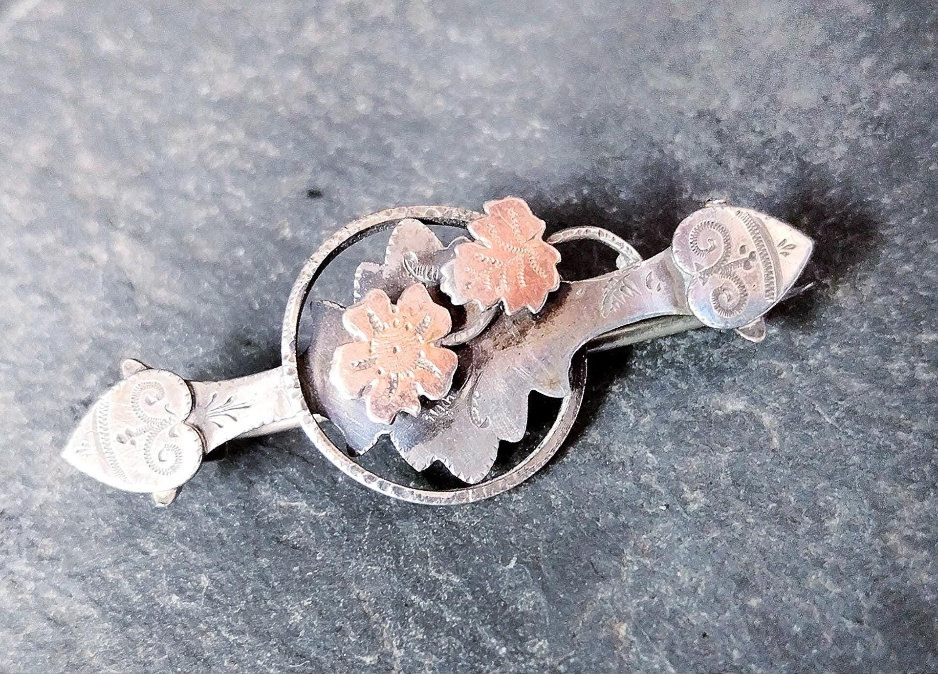 VICTORIAN tique Sweetheart Brooch - Sterling Silver Chester c 1896 - 4g