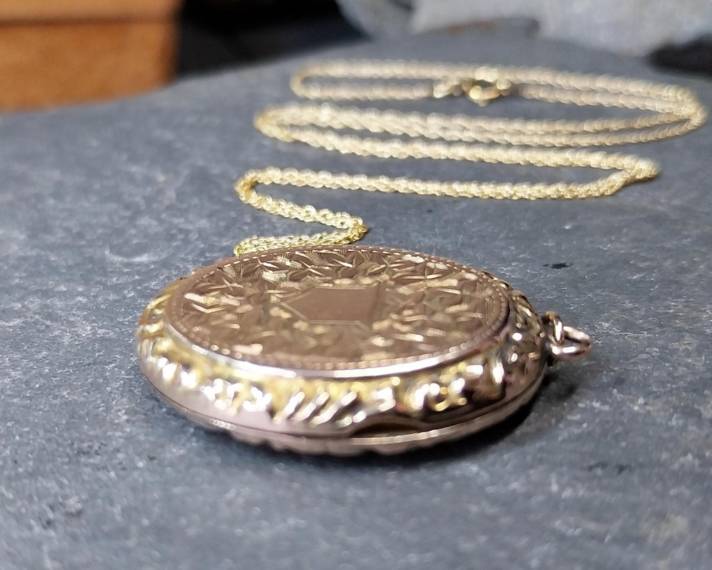 Antique 9ct Gold Oval LOCKET - Ivy Leaf design on 20" Chain - 5.4g