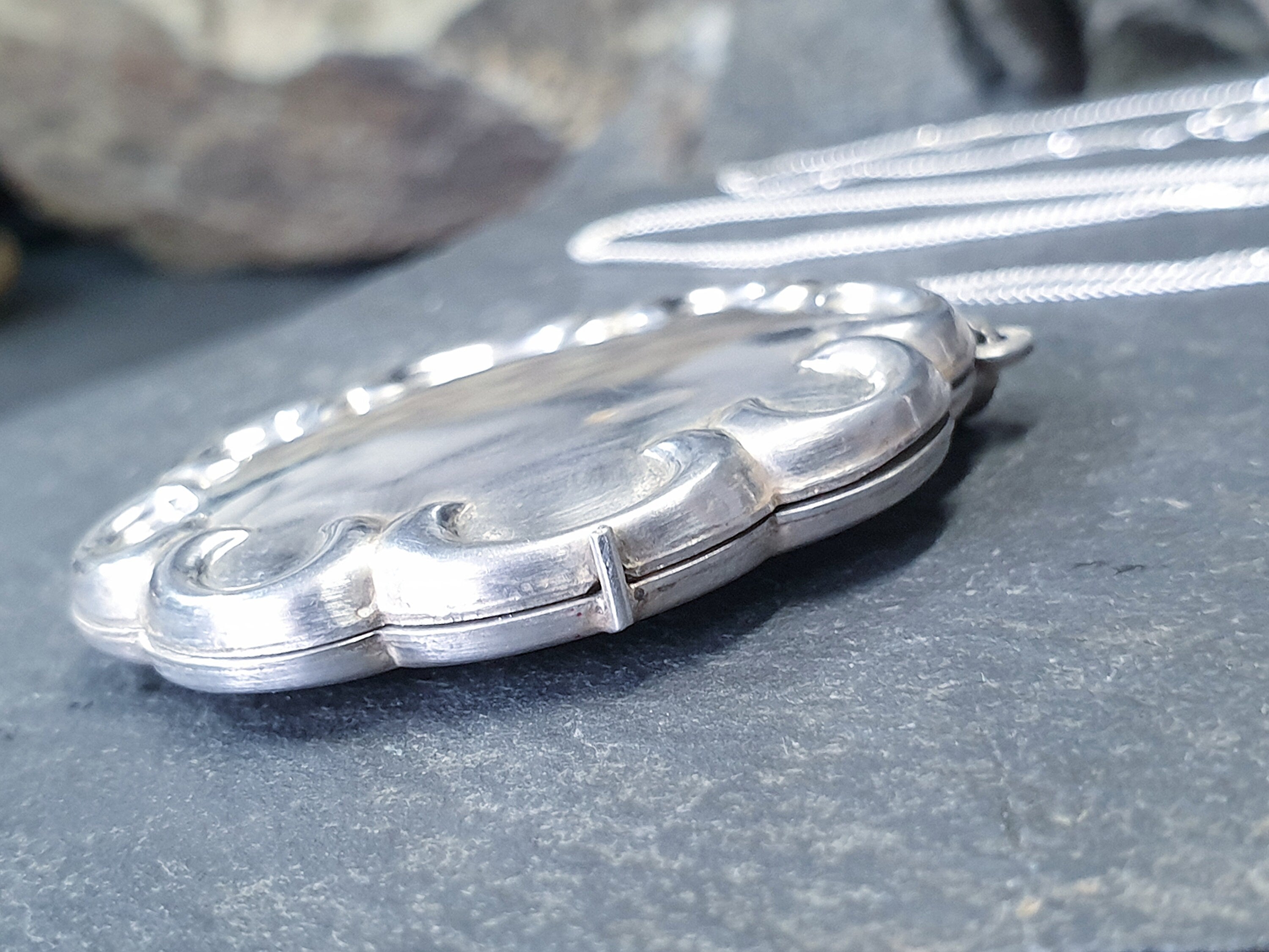 XL Silver Scalloped OVAL LOCKET Necklace with 20" Chain - 9.4g