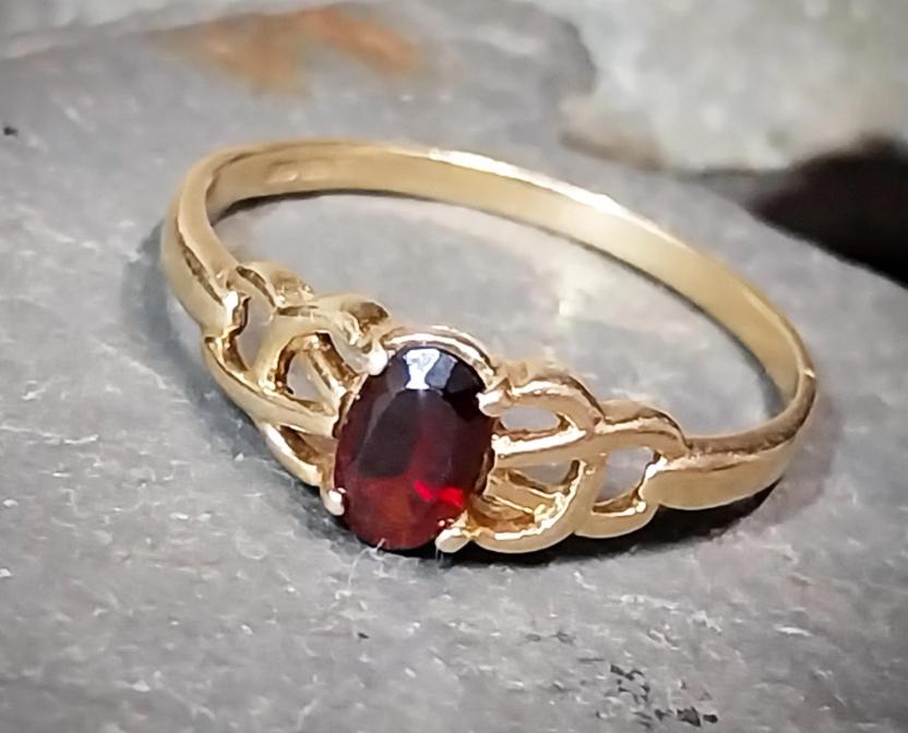 9ct GOLD CELTIC KNOT Ring - Red Garnet Gemstone - uk size Q (us 8) - 1.4g