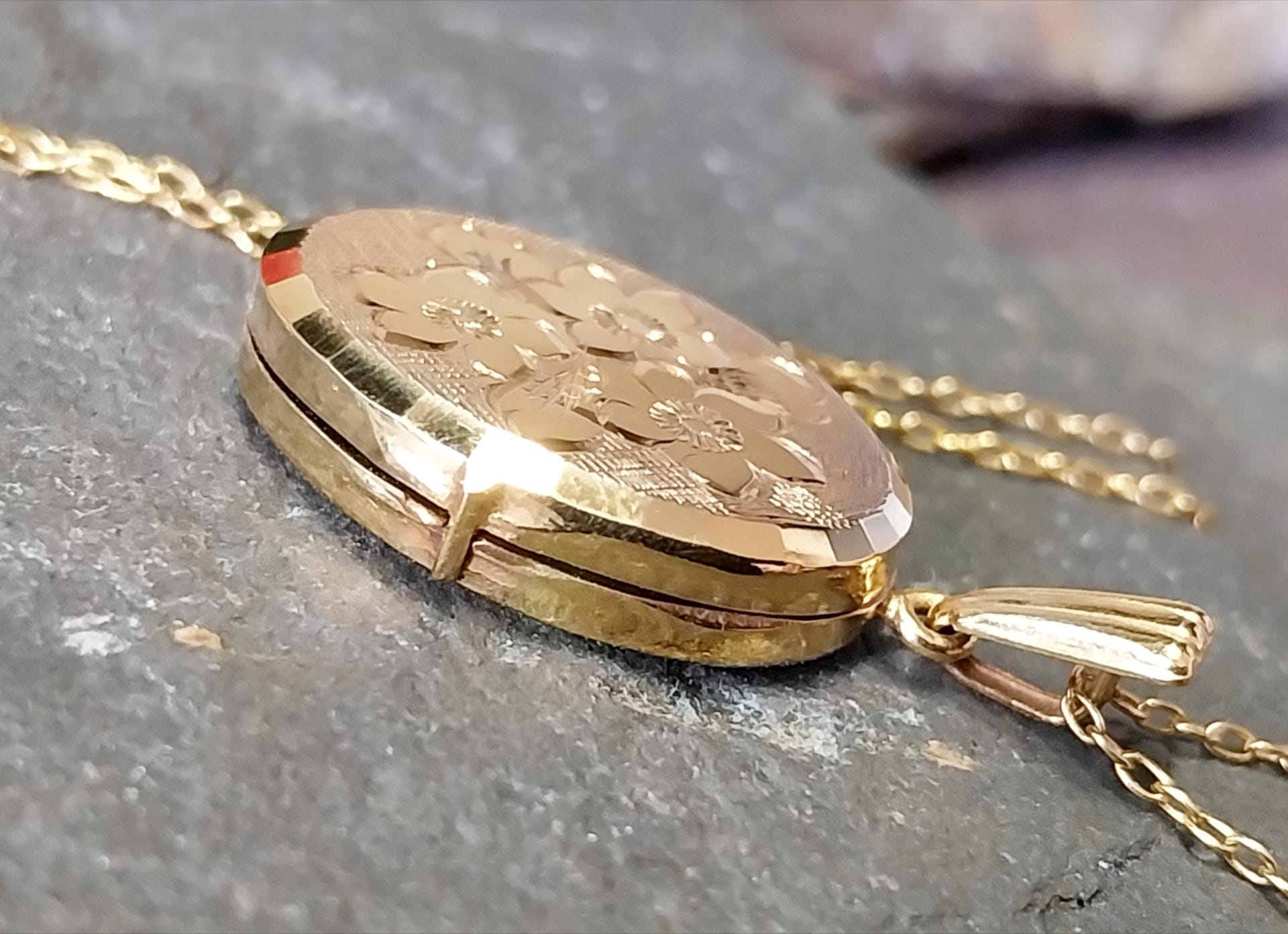 9ct Gold GEORG JENSEN Oval Locket - Three Flowers on 16" Chain - 4.8g