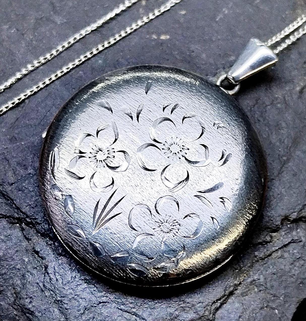 Large Sterling SILVER LOCKET Round with 3 flowers on 20" Chain - 10.9g