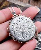Large Vintage SILVER SUNBURST LOCKET - Sunning with 20" Chain - 10.2g