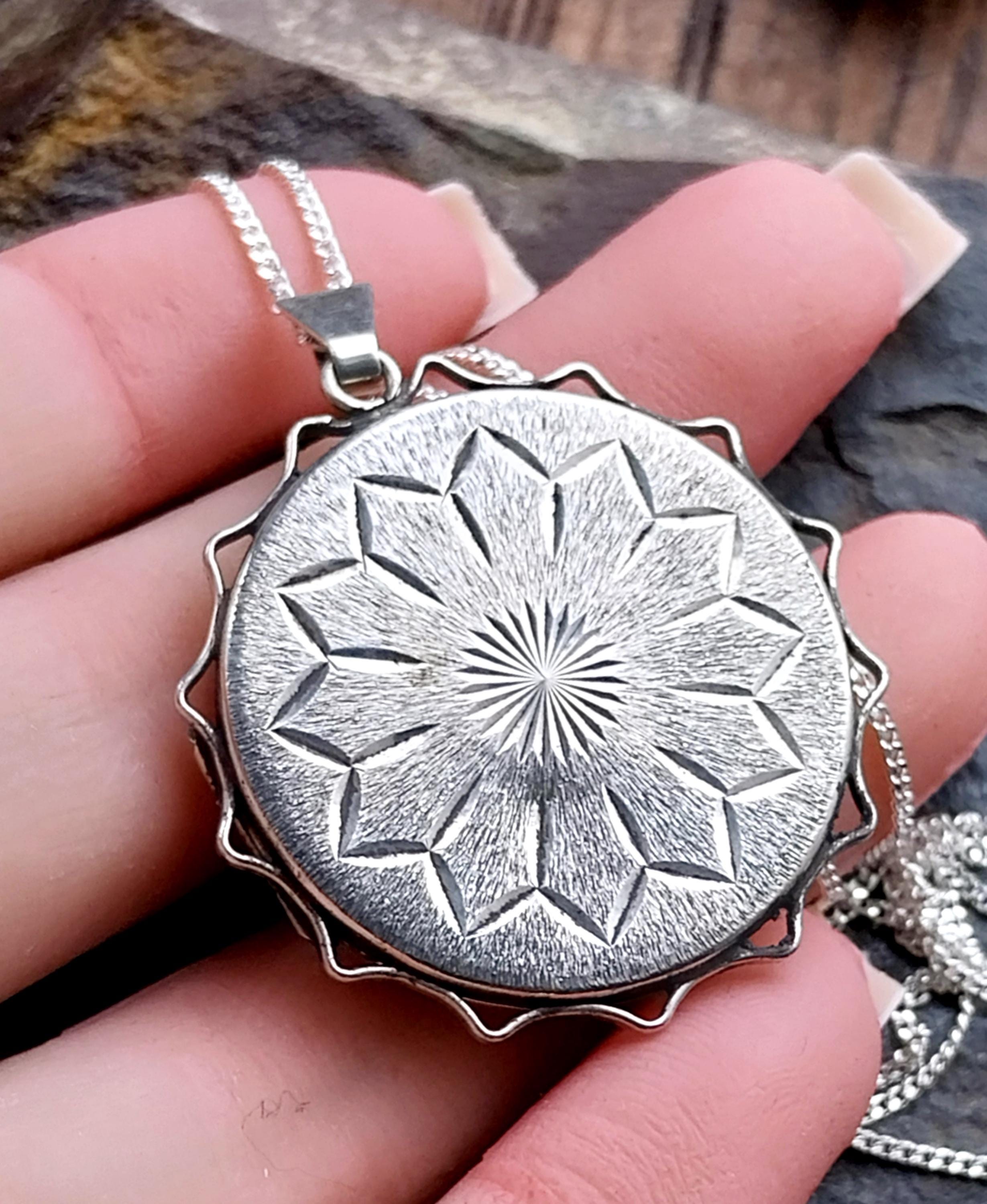 Large Vintage SILVER SUNBURST LOCKET - Sunning with 20" Chain - 10.2g