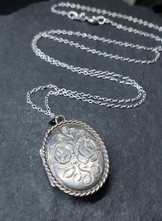 Vtg Silver LOCKET Necklace - Two Roses on 18" Chain - Joseph Smith - 6.2g