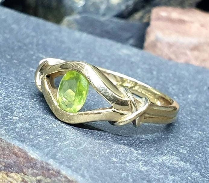 9ct GOLD Green Peridot Gemstone Ring - Size uk N (6.5) - 2.3g